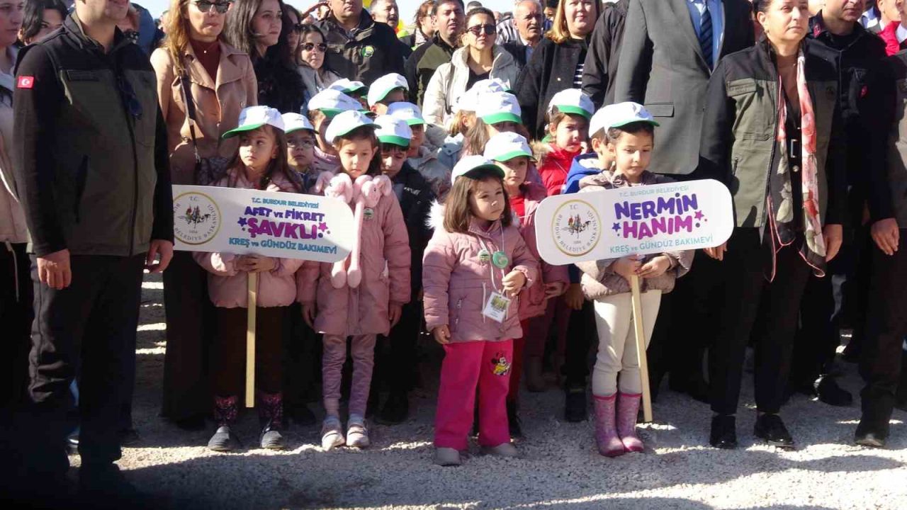Burdur’da "Geleceğe nefes insanlığa nefes" diyerek 13 bin fidan toprakla buluşturuldu