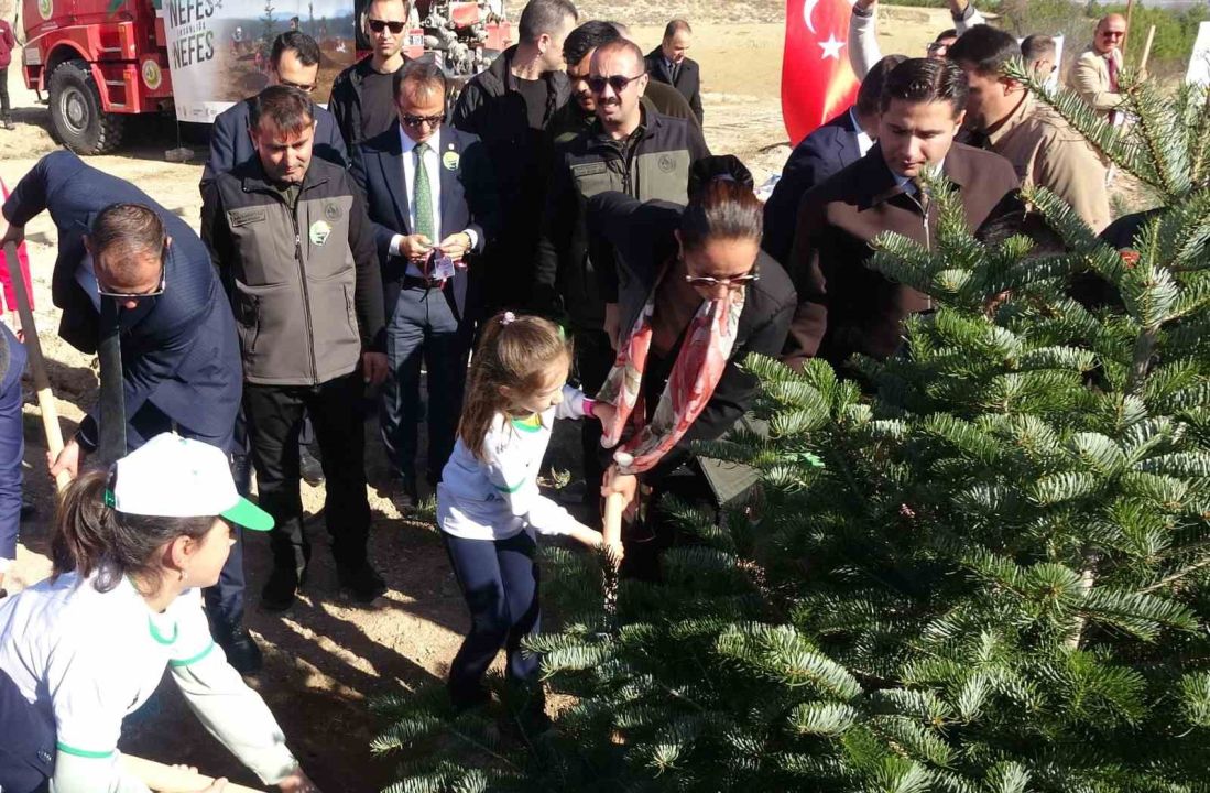 Burdur’da "Geleceğe nefes insanlığa nefes" diyerek 13 bin fidan toprakla buluşturuldu