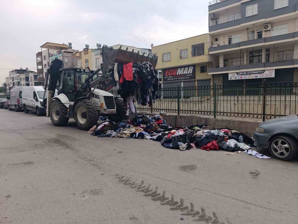 Akeniz’de caddeye dökülen tekstil atıkları kısa sürede temizlendi