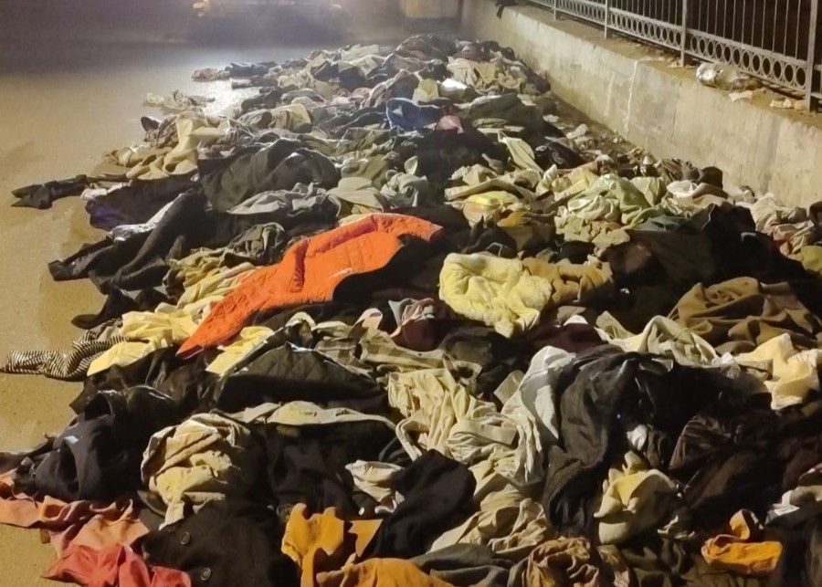 Akeniz’de caddeye dökülen tekstil atıkları kısa sürede temizlendi