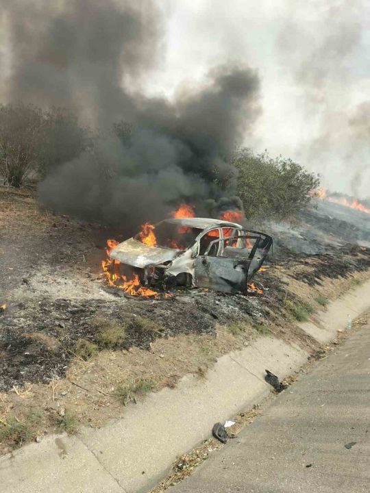 Adana-Mersin otoyolunda kontrolden çıkan otomobil alev aldı