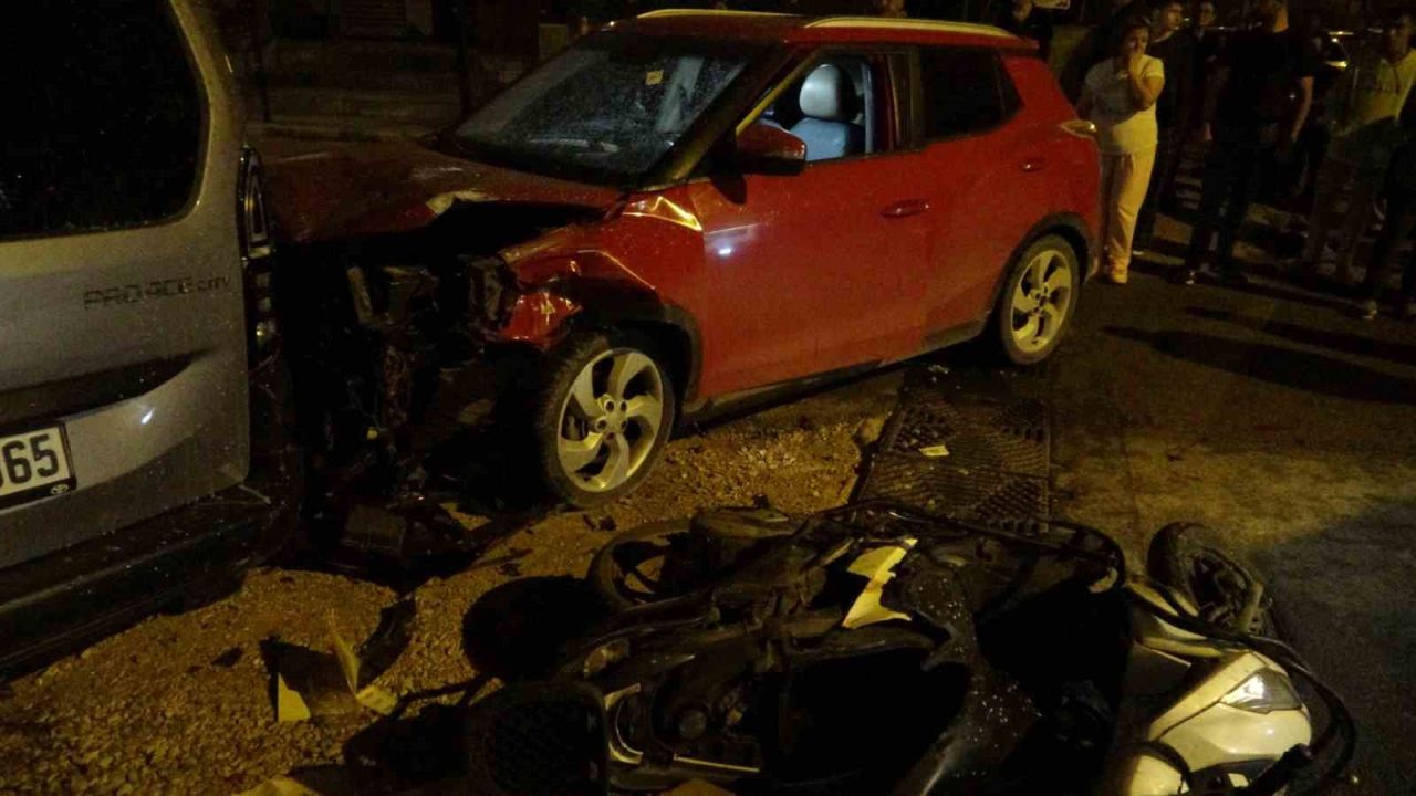 Kazada yaralanan motosikletlinin feryatları mahalleyi inletti