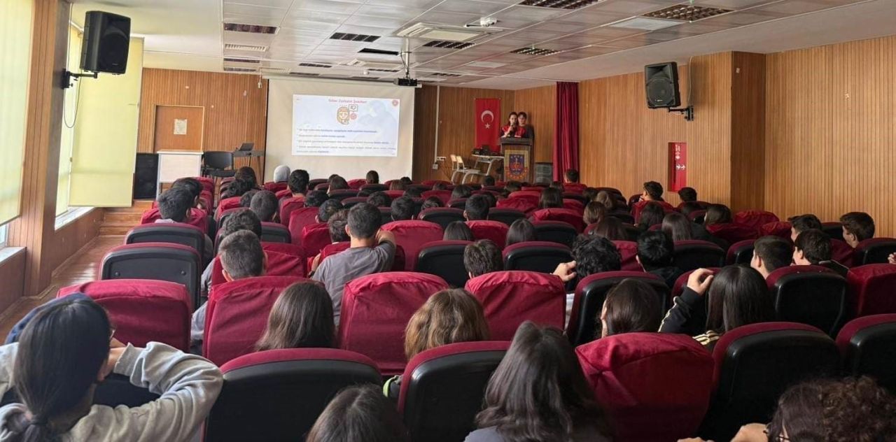 Mersin’de jandarmadan öğrencilere siber farkındalık semineri