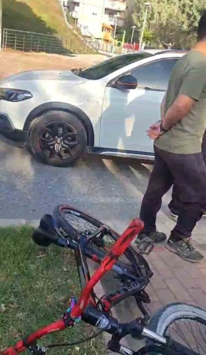 Yaya geçidinden bisikletiyle geçerken otomobilin çarptığı çocuk yaralandı