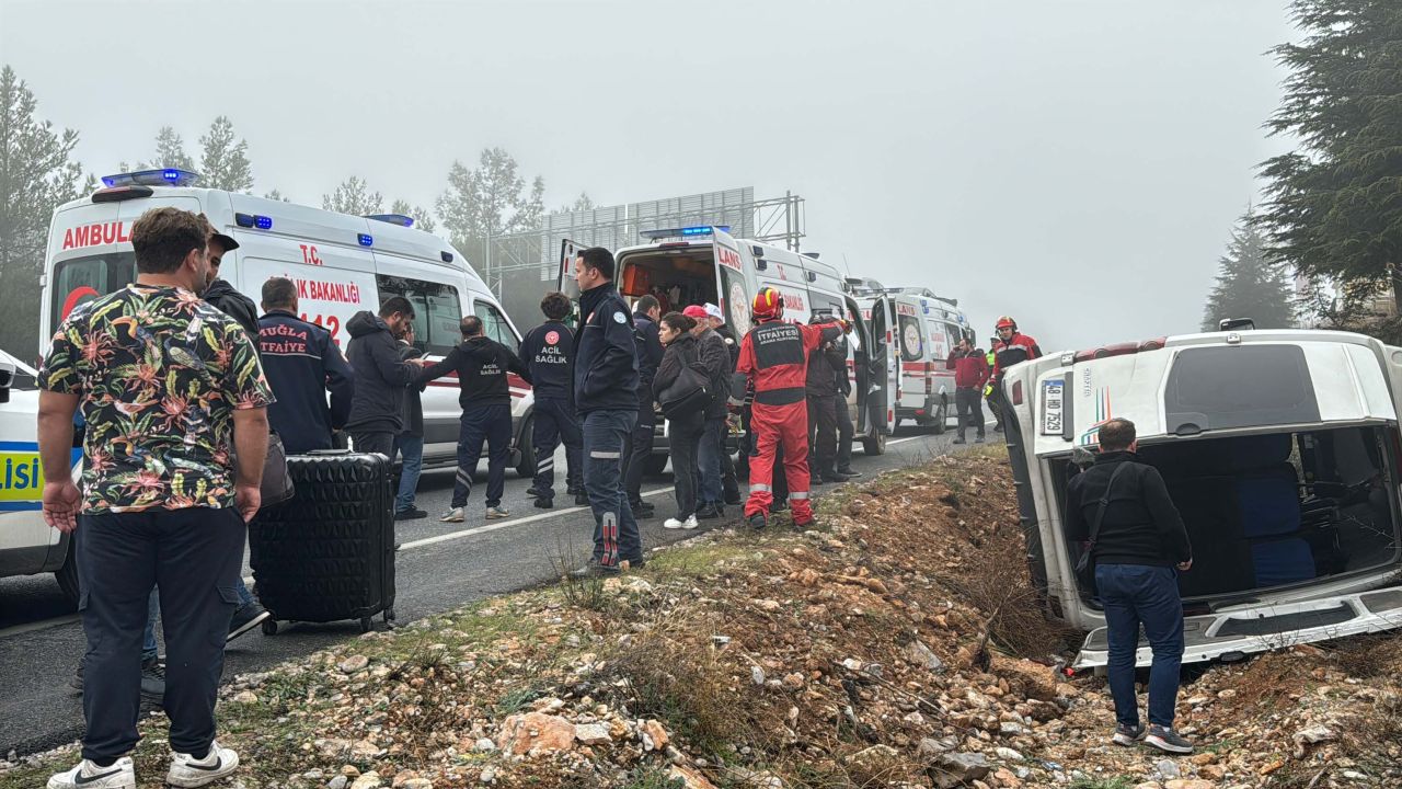 Yolcu minibüsü şarampole devrildi: 15 yaralı