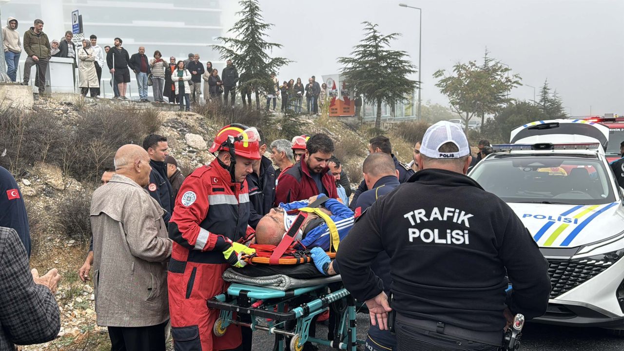 Yolcu minibüsü şarampole devrildi: 15 yaralı