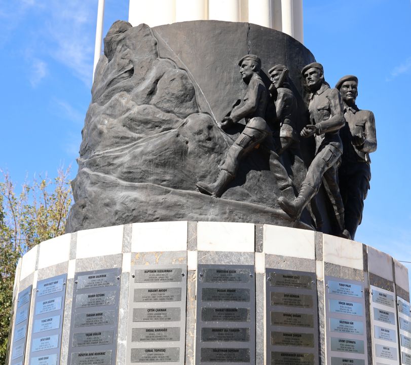 Büyükşehir Belediyesi'nden şehitlere saygı