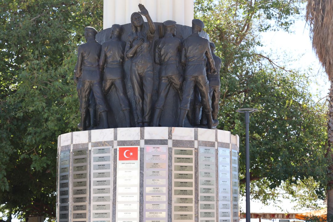 Büyükşehir Belediyesi'nden şehitlere saygı