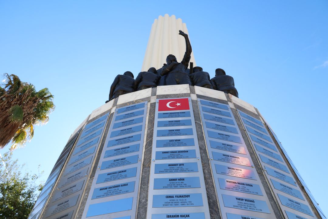 Büyükşehir Belediyesi'nden şehitlere saygı
