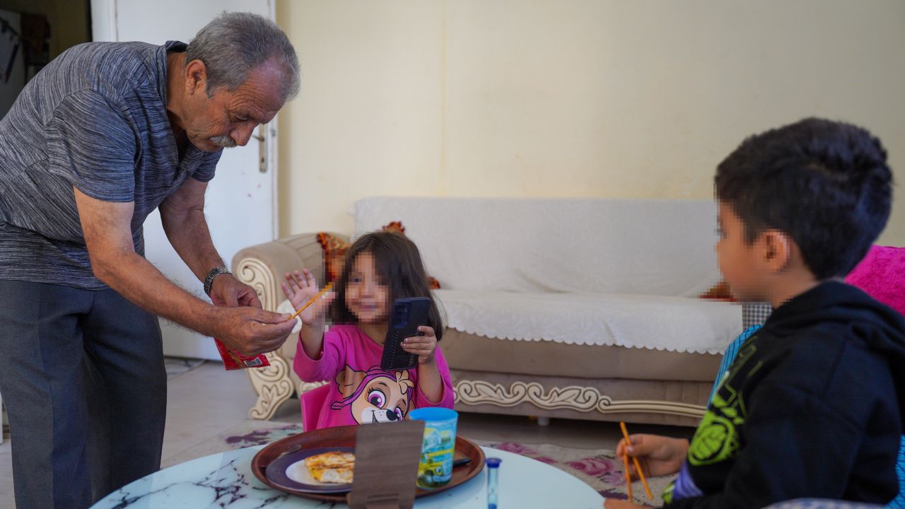 Evden tahliye kararı verilen dede ve 3 torununa yardım eli uzandı