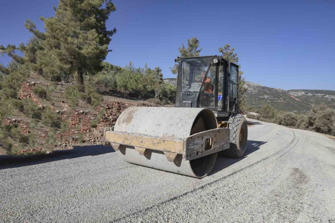Gülnar’da 5 mahalleyi birbirine bağlayan yol yenilendi