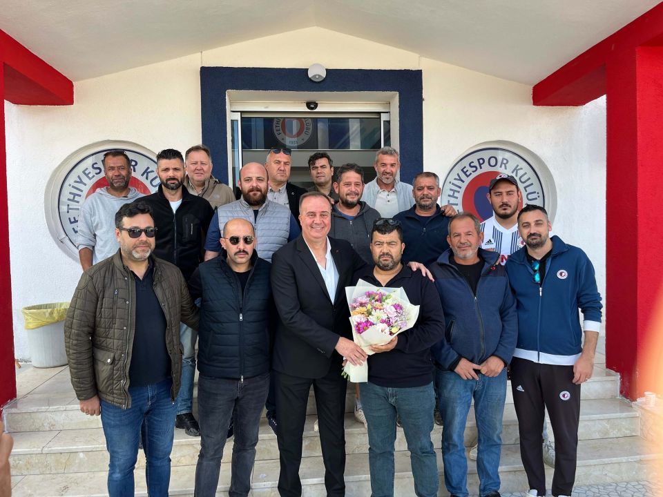 Fethiyespor'da Dinçel'e çiçekli veda