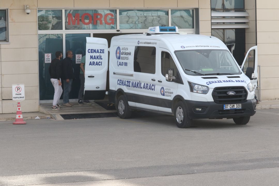 Antalya'da polis memurunun öldürdüğü eşi ve 2 çocuğunun cenazeleri alındı