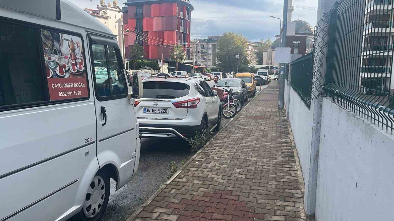 Alanya’da sokakta kadına saldırıda bulunan şahıs yakalandı