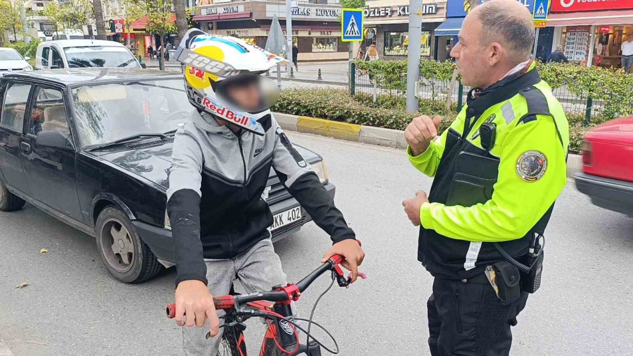 Trafik polisinden trafiği tehlikeye düşüren bisikletliye nasihat: "Bisiklete ceza yazılmaz diye düşünmeyin"