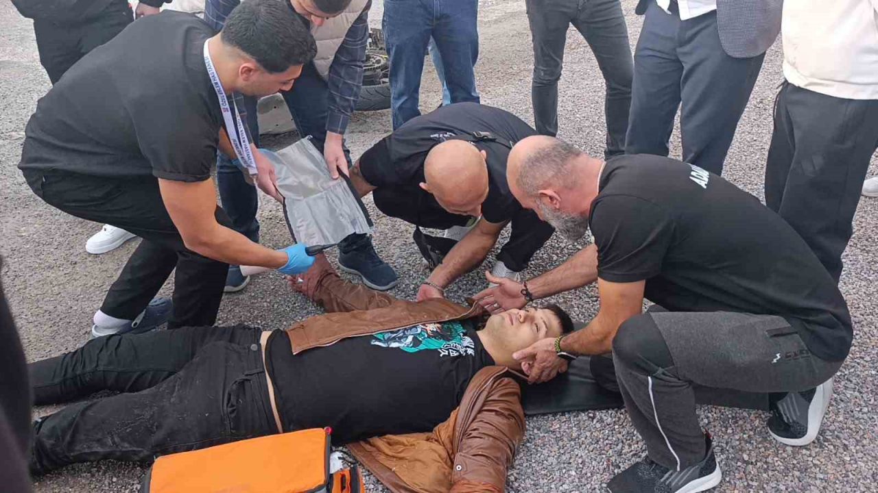 Kamyonetle çarpışıp motosikletiyle 25 metre sürüklendi, kask sayesinde hayata tutundu