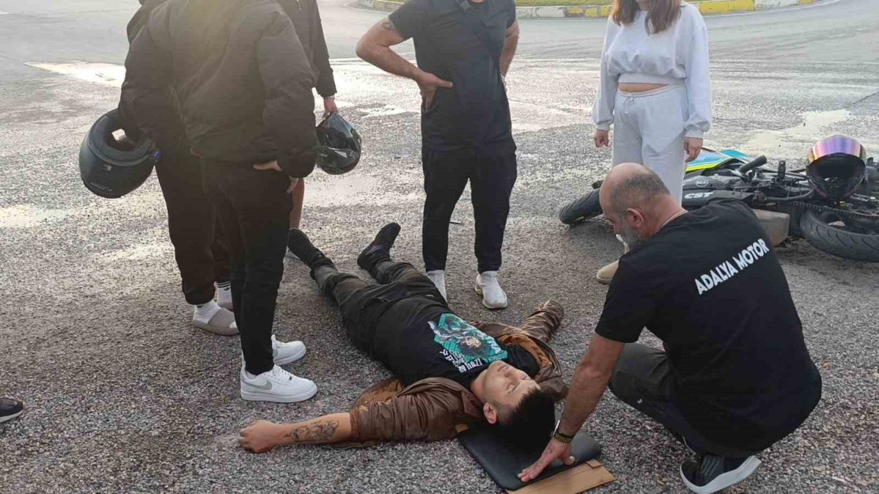 Kamyonetle çarpışıp motosikletiyle 25 metre sürüklendi, kask sayesinde hayata tutundu