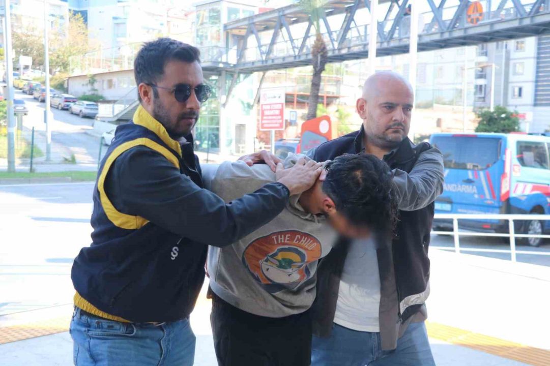 Alanya’da sokakta kadına saldırıda bulunan şahıs adliyeye sevk edildi