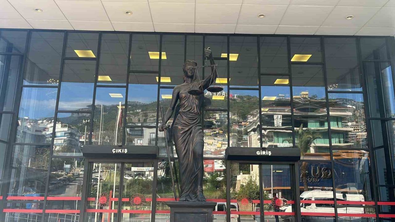 Alanya’da sokakta kadına saldırıda bulunan şahıs adliyeye sevk edildi