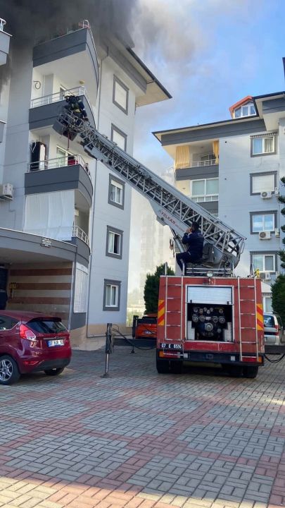 Alanya’da 5 katlı binada korkutan yangın