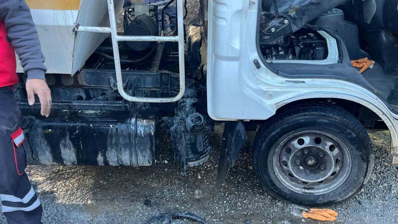 Çöp kamyoneti seyir halinde alev aldı
