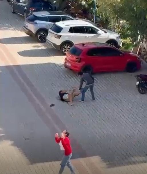 Annesiyle gönül ilişkisi olan kişiyi 22 bıçak darbesiyle öldürdü