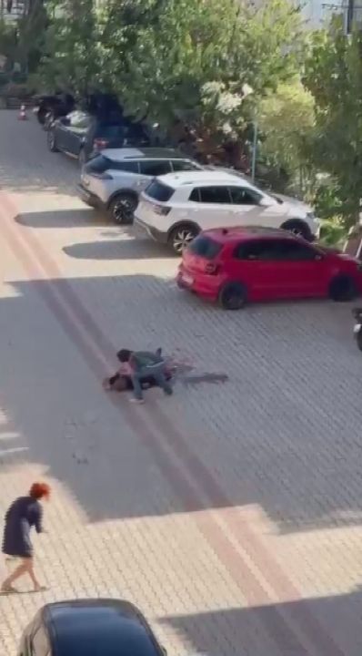 Annesiyle gönül ilişkisi olan kişiyi 22 bıçak darbesiyle öldürdü