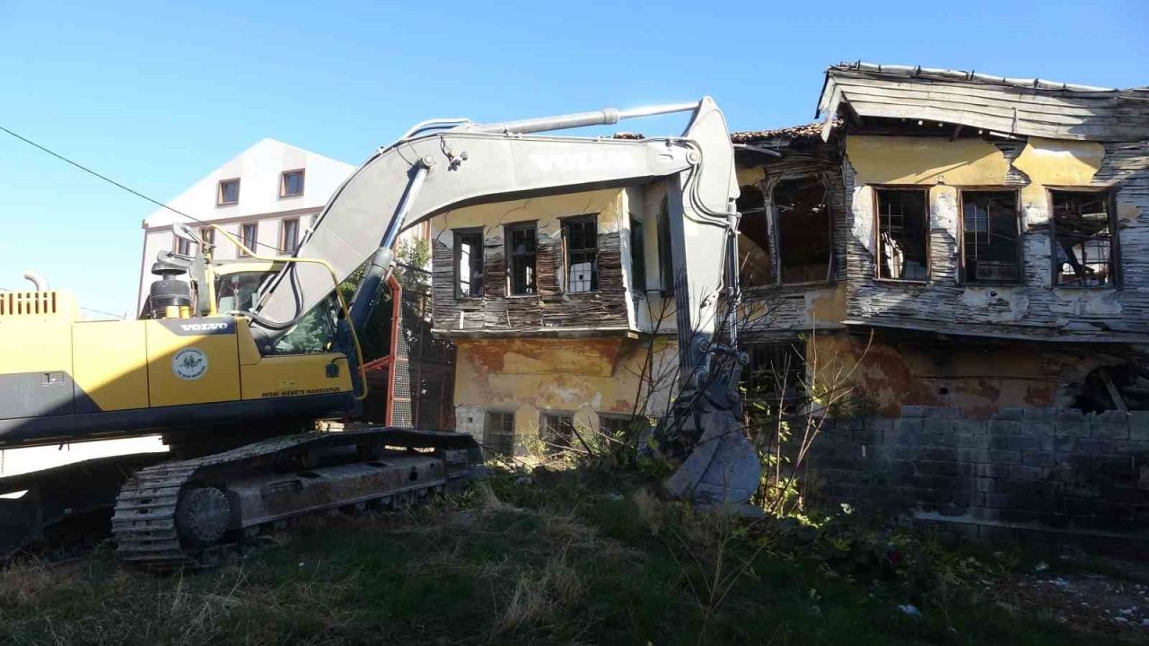 Metruk bina yıkımı yarıda kaldı, evime zarar geliyor dedi ortalığı birbirine kattı