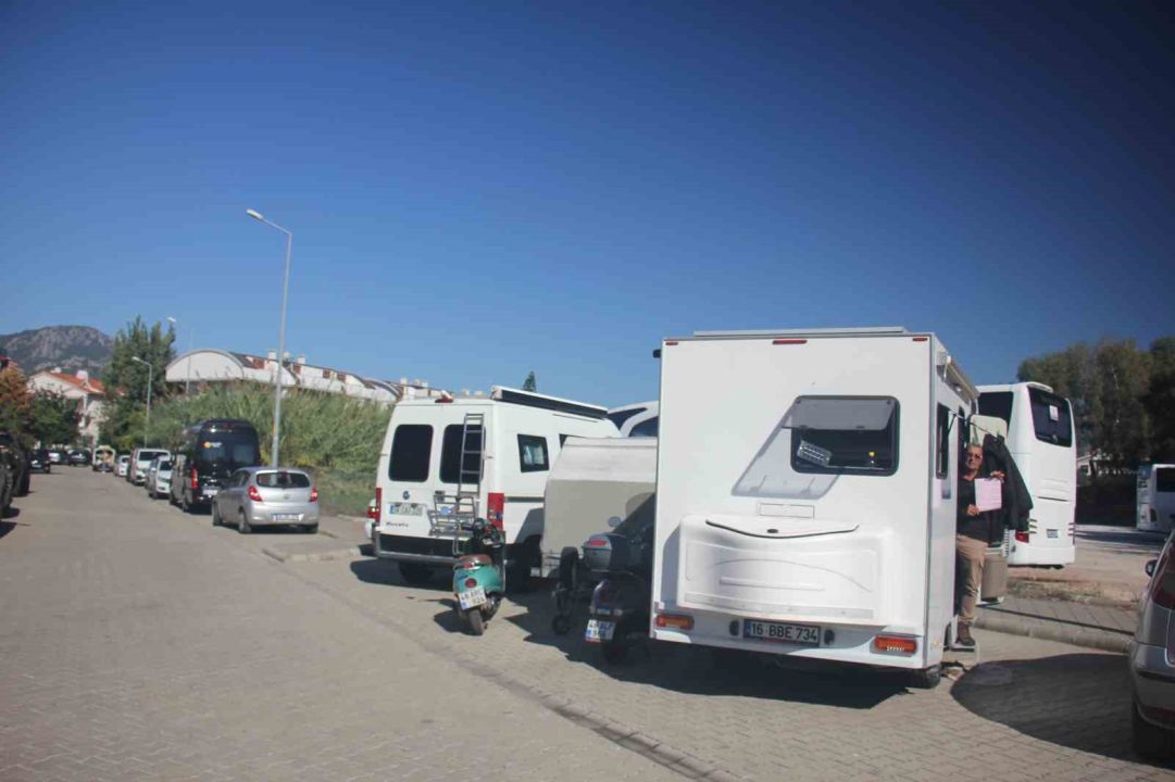 Marmaris’te karavanda yaşayan emekliye belediyeden "barınma tutanağı" şoku