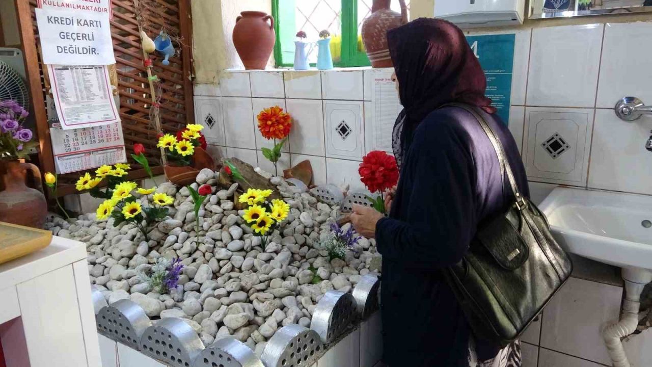 Pide yemeye gelip salondaki mezarlık başında dua ederek ayrılıyorlar