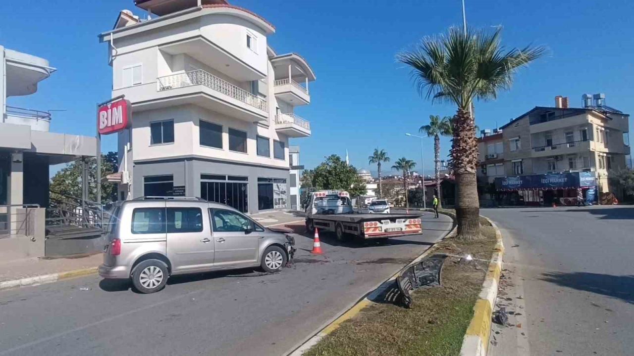 Antalya’da palmiye ağacına çarpan aracın sürücüsü yaralandı