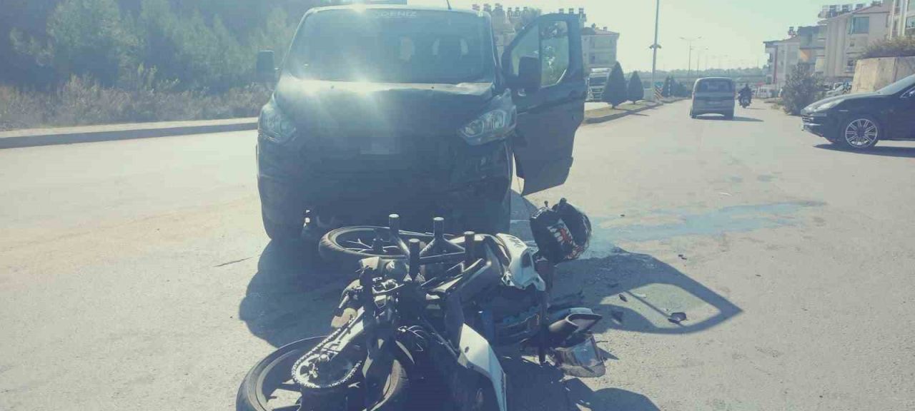 Motosiklet ile hafif ticari araç çarpıştı, sürücü kask sayesinde hayatta kaldı
