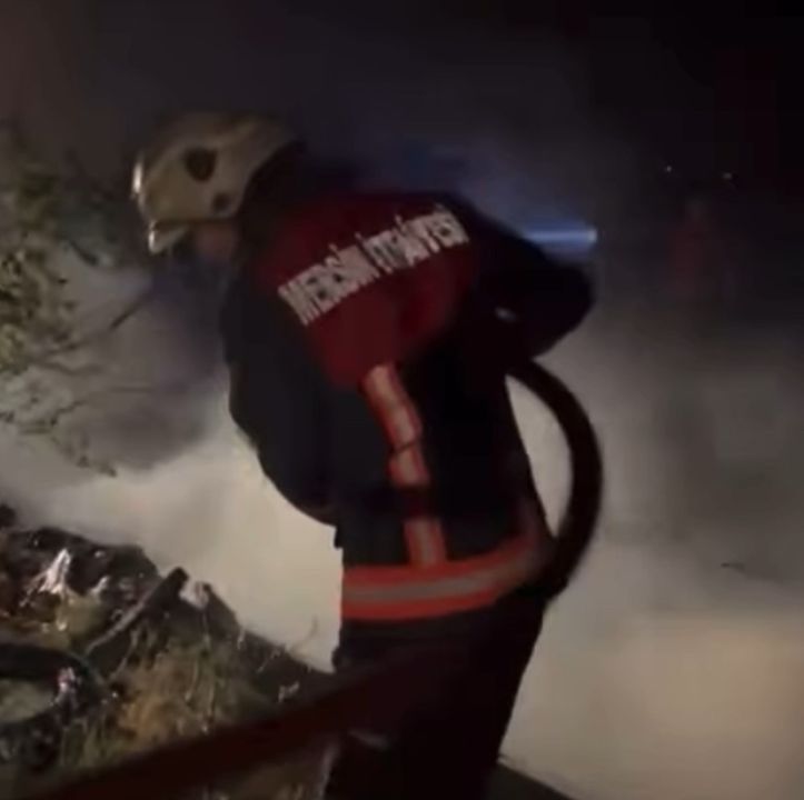 Barakayı kül eden yangın seralara ulaşmadan söndürüldü