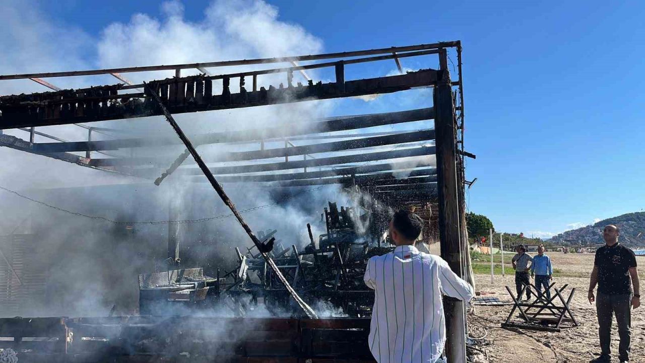 Alanya’da plaj büfesi alev alev yandı