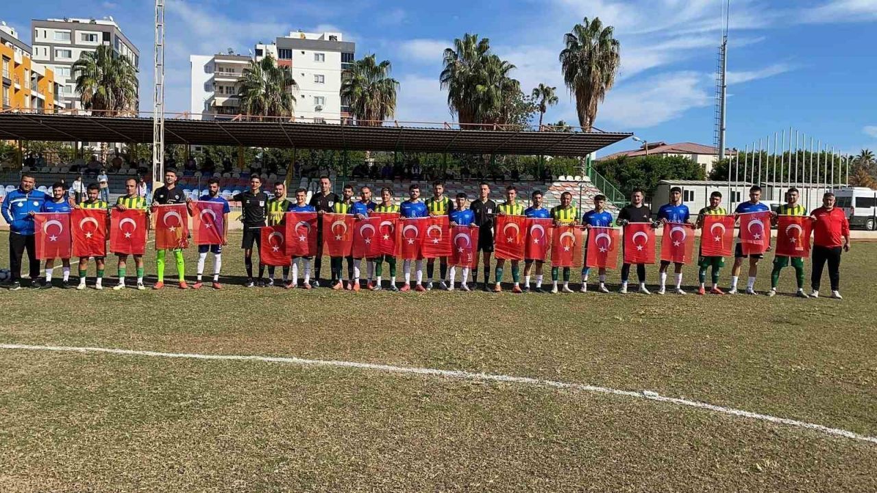 Mersin’de takımlar sahaya Türk bayraklarıyla çıkarak şehitleri andı