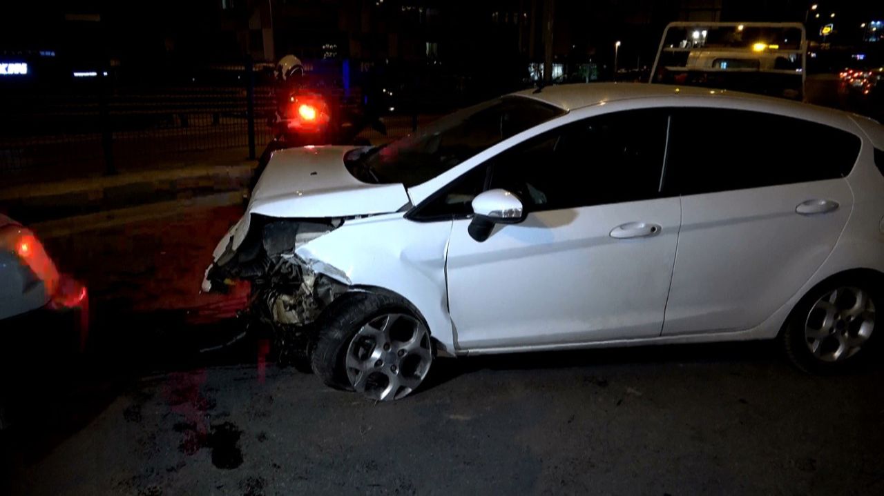 Refüje çarpan araç zincirleme kazaya sebep oldu: 1 yaralı