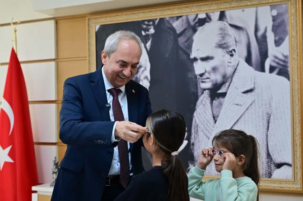 Kepez Belediyesi'nden 100 çocuğa ücretsiz gözlük