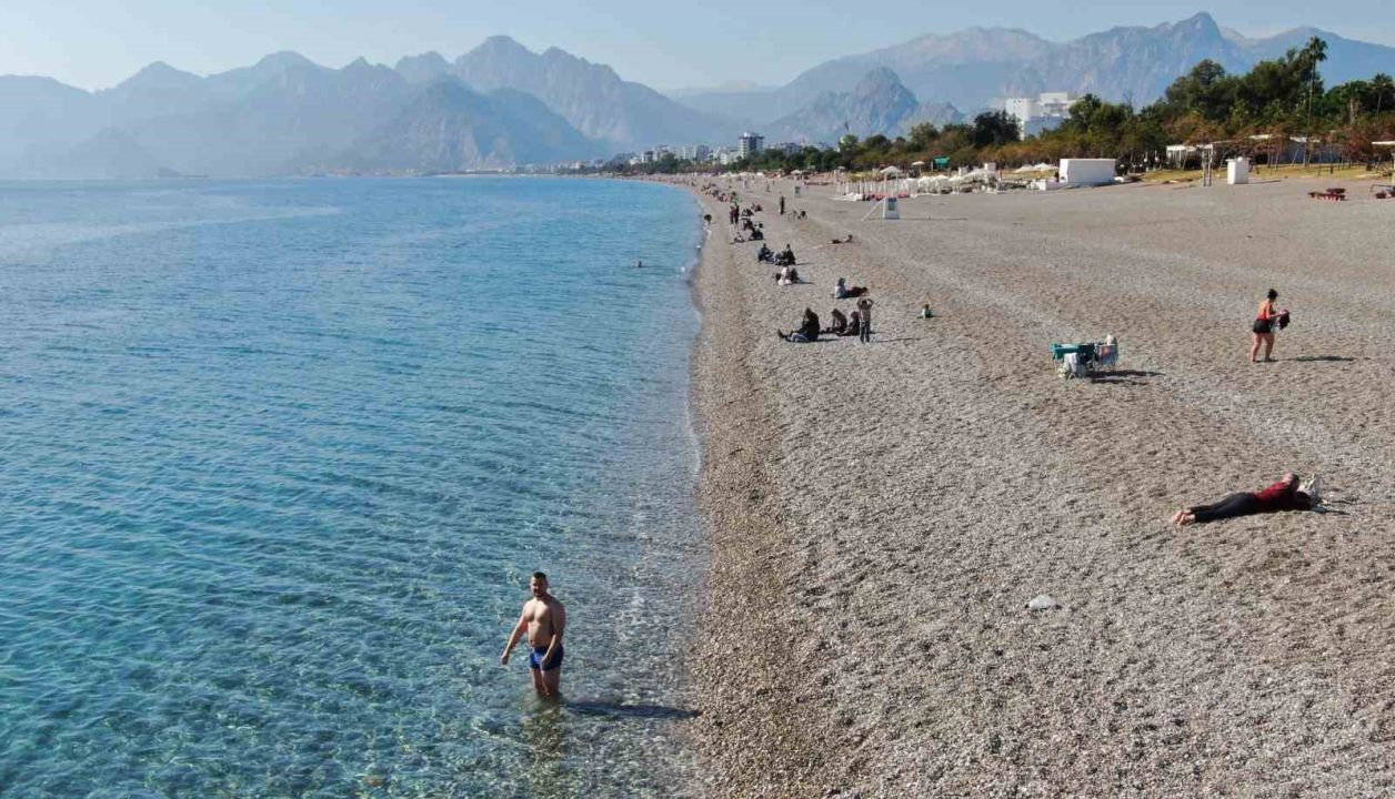 Kasım ortasında yaz keyfi! Türkiye’de kar var, Antalya’da deniz keyfi devam ediyor