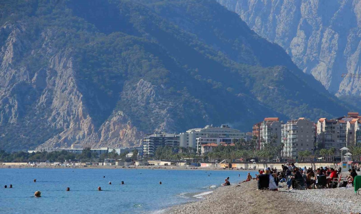 Kasım ortasında yaz keyfi! Türkiye’de kar var, Antalya’da deniz keyfi devam ediyor