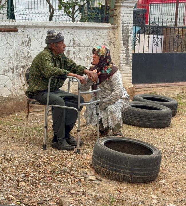 Çifti alevlerin arasından çıkardılar
