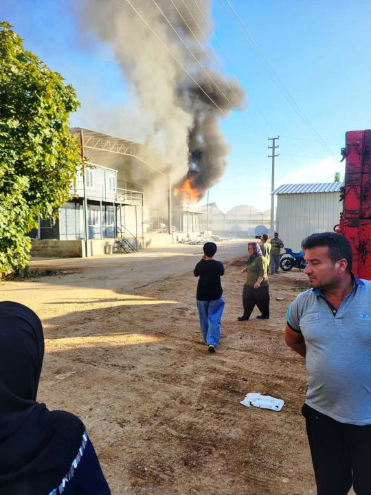 Antalya'da bahçe mobilyaları deposu alev alev yandı