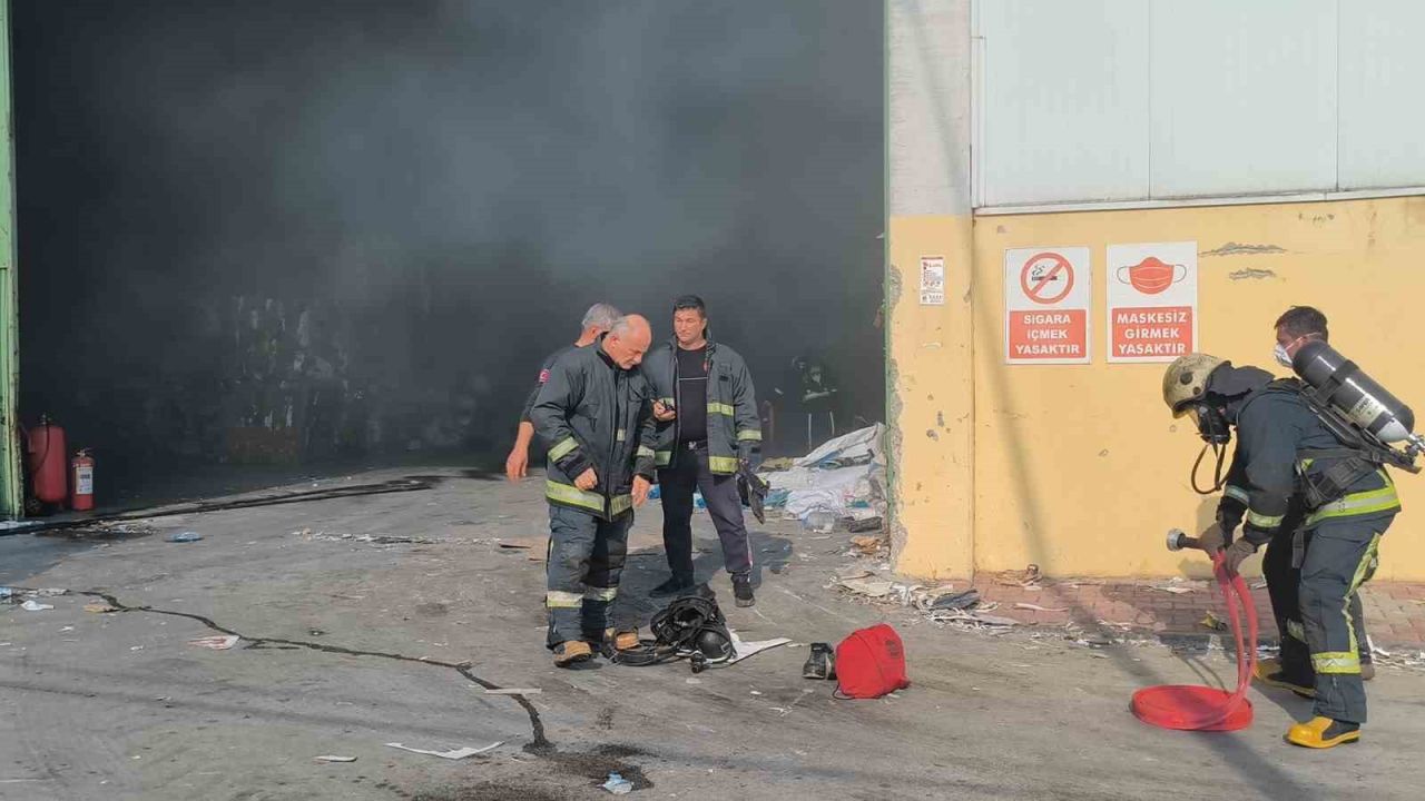 Antalya’da geri dönüşüm fabrikasındaki yangın korkuttu