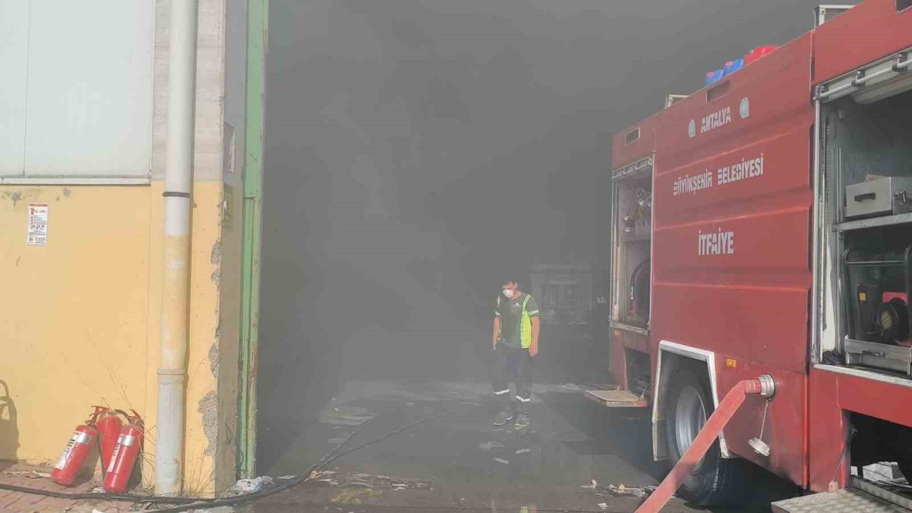 Antalya’da geri dönüşüm fabrikasındaki yangın korkuttu