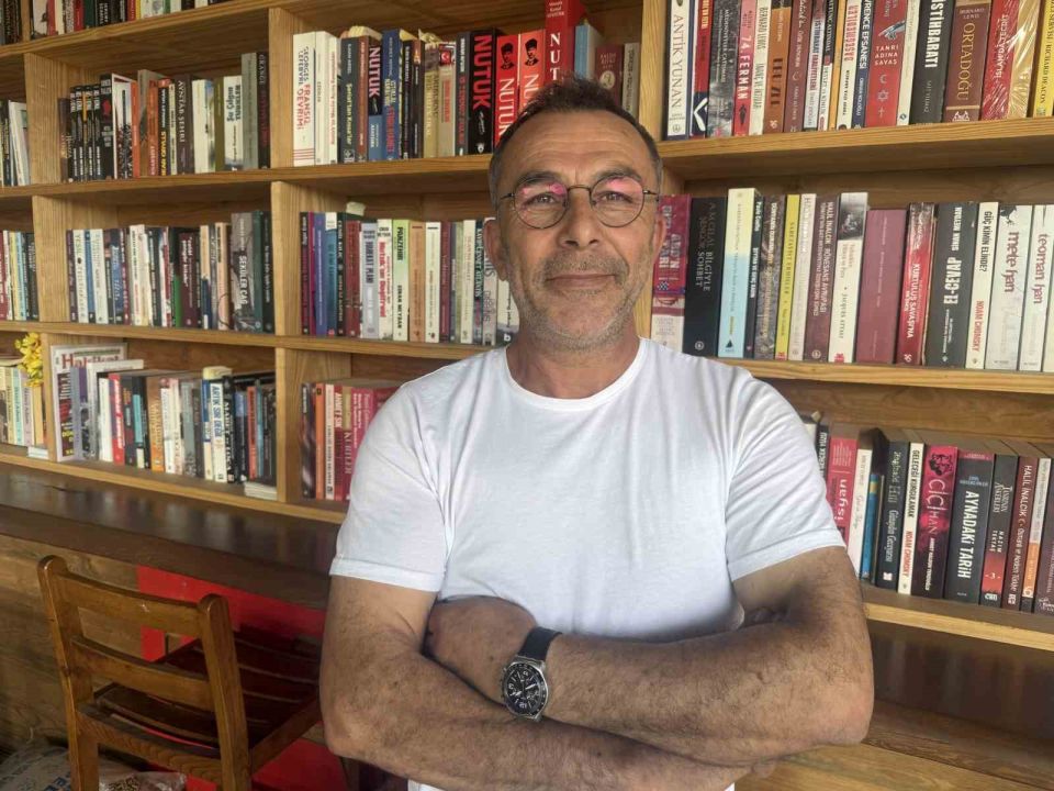 Büfeci değil kütüphaneci oldu!