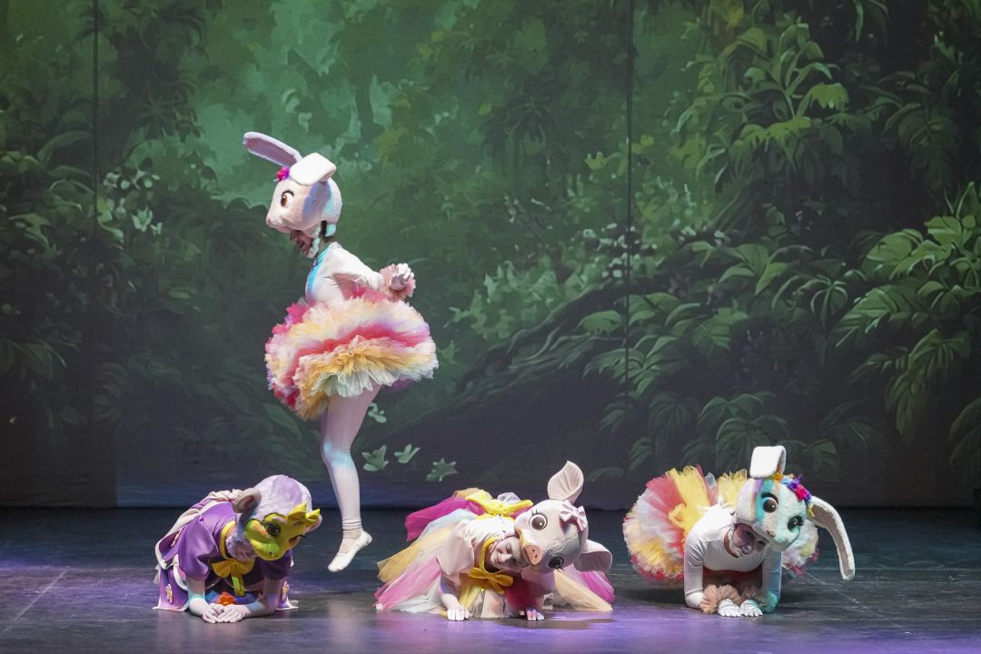 'Dino Ormanı' ile miniklerin neşeli sesleri sahneyi doldurdu