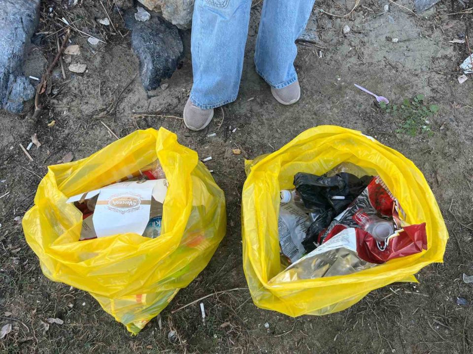 Alanya’da 17 yıllık Türkçe öğretmeni, sahile inerek poşet poşet çöp toplayıp sosyal medyada paylaşıyor