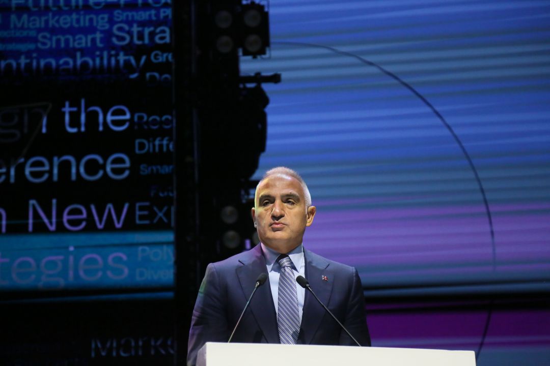 Bakan Ersoy'dan kritik uyarı! 2026 turizminde planlar değişecek