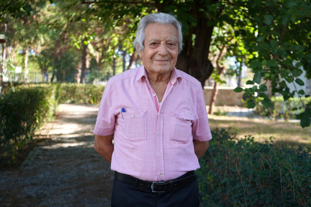 Emekli müzik öğretmeni, ünlü isimlerle biriktirdiği anılarını kitaplaştırıyor