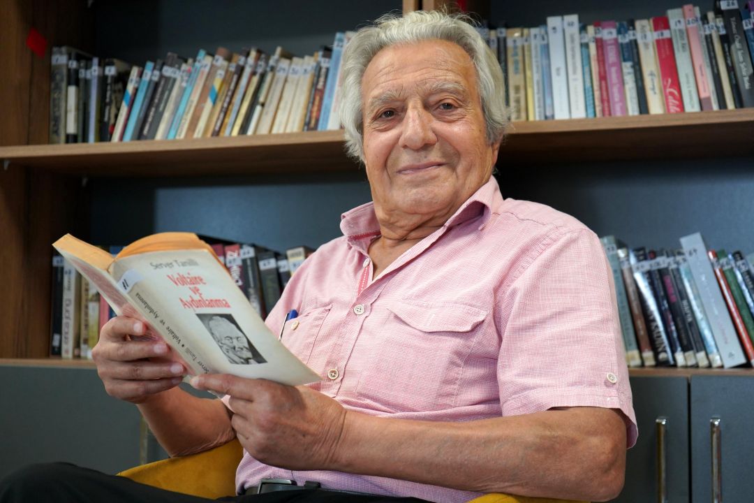 Emekli müzik öğretmeni, ünlü isimlerle biriktirdiği anılarını kitaplaştırıyor