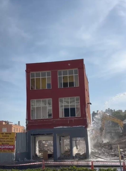 Mersin’de 2 katlı bina titreşimle yıkıldı